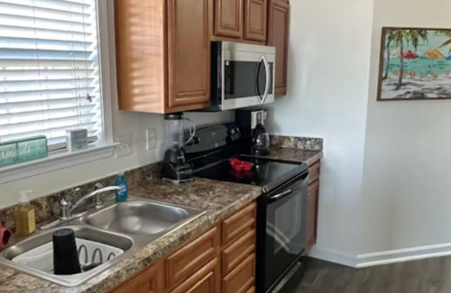 Myrtle Beach Haus | Makaria's Mermaid Beach Hideaway: Cozy 2-bedroom cottage home in Myrtle Beach!
