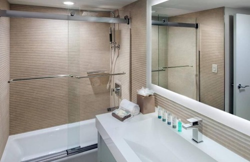 South Sound Haus | Making The Best Memories Along The Way! Beachfront, Short Drive to Heroes Square