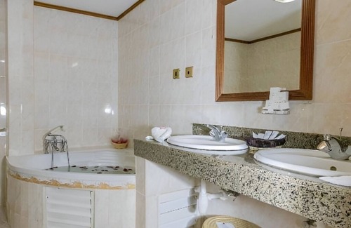 Nairobi Hotel | Making The Best Memories Along The Way! Outdoor Pool, Free Parking!