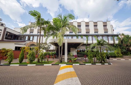 Nairobi Hotel | Making The Best Memories Along The Way! Outdoor Pool, Free Parking!