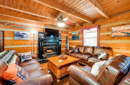 Mammoth Cave Haus | Mammoth Cave Cabin with Fire Pit - 3 Mi to Lake!
