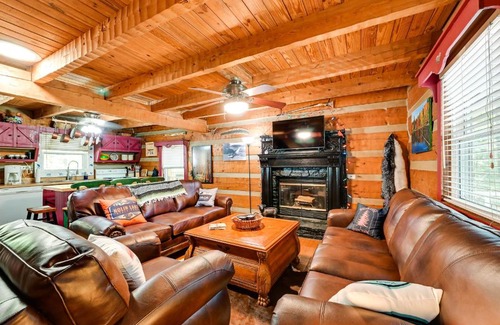 Mammoth Cave Haus | Mammoth Cave Cabin with Fire Pit - 3 Mi to Lake!