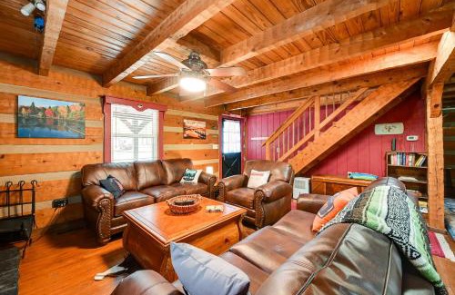 Mammoth Cave Haus | Mammoth Cave Cabin with Fire Pit - 3 Mi to Lake!