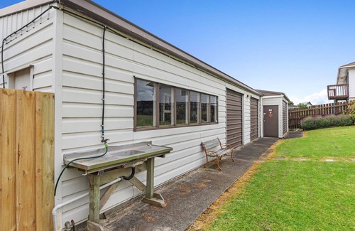 One Tree Point Haus | Manaia View - One Tree Point Holiday Home