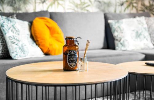 Salford Haus | Manchester 2 Bed House with Garden - Sleeps 9 - Salford - FREE PARKING - 3 Double Beds, 1 Single - FREE NETFLIX & FREE WIFI - 6 min to City Centre, Close to Trafford Centre, Etihad Stadium, Manchester Arena, Clubs & more