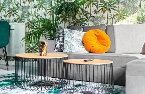 Salford Haus | Manchester 2 Bed House with Garden - Sleeps 9 - Salford - FREE PARKING - 3 Double Beds, 1 Single - FREE NETFLIX & FREE WIFI - 6 min to City Centre, Close to Trafford Centre, Etihad Stadium, Manchester Arena, Clubs & more