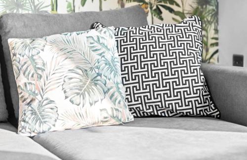 Salford Haus | Manchester 2 Bed House with Garden - Sleeps 9 - Salford - FREE PARKING - 3 Double Beds, 1 Single - FREE NETFLIX & FREE WIFI - 6 min to City Centre, Close to Trafford Centre, Etihad Stadium, Manchester Arena, Clubs & more