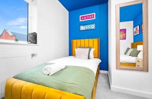 Salford Haus | Manchester 2 Bed House with Garden - Sleeps 9 - Salford - FREE PARKING - 3 Double Beds, 1 Single - FREE NETFLIX & FREE WIFI - 6 min to City Centre, Close to Trafford Centre, Etihad Stadium, Manchester Arena, Clubs & more