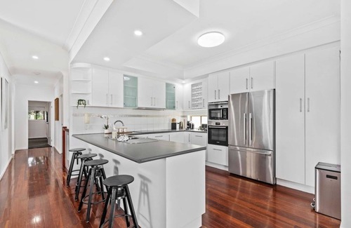 Manly Haus | Manly Oasis 5bd - 3 King beds, Pool, BBq