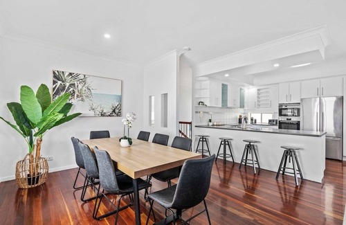 Manly Haus | Manly Oasis 5bd - 3 King beds, Pool, BBq