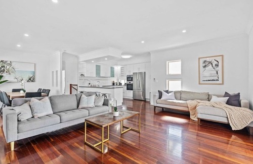 Manly Haus | Manly Oasis 5bd - 3 King beds, Pool, BBq