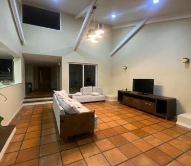 Pero Haus | Mansão com quintal amplo em Cabo Frio-Ogiva