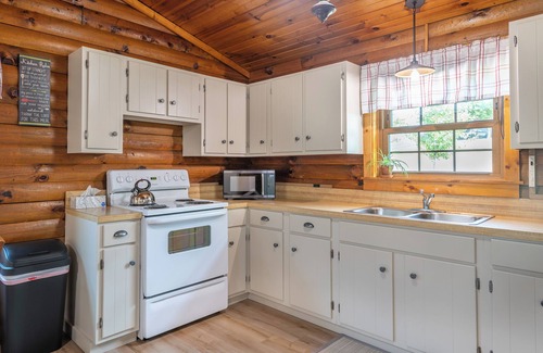 Millersburg Haus | Maple Leaf Cabin | 4 Bed, 2 Bath