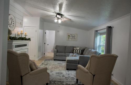 Dundee Haus | Maple Retreat with Big Pool