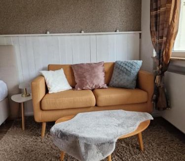 Marburg Wohnung | Marburg Apartment pfiffige Luisa in ruhiger Waldrandlage mit Balkon und Wintergarten