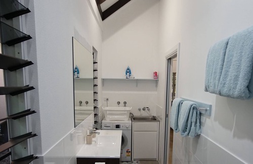 Horseshoe Bay Haus | Margeriten auf magnetischem polynesischem Haus