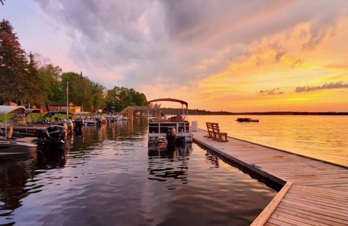 Ray Kabine | Marina View 1 Bedroom Sunset Cabin