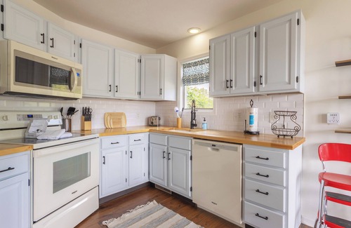 Douglas Haus | Marina Vista - Water Views - Cozy Getaway