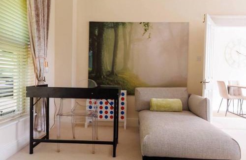 Painswick Wohnung | Maryhill-Cotswolds-Stunning Grounds-Parking-Wifi-Sleeps 14