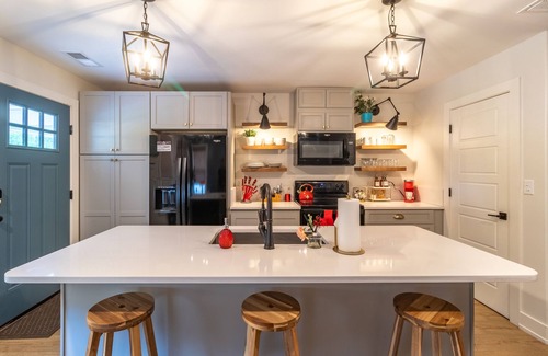 East Midtown Haus | Massive 4 houses on one property perfect for family reunion and weddings