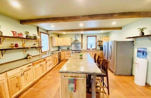 Dixon Kabine | MASSIVE 5 BED WATERFRONT COZY CABIN GETAWAY!