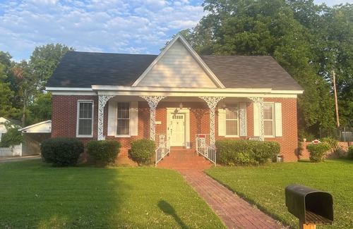 Grenada Haus | Massive Grenada Brick Home: Perfect Spring Games. Close to Downtown