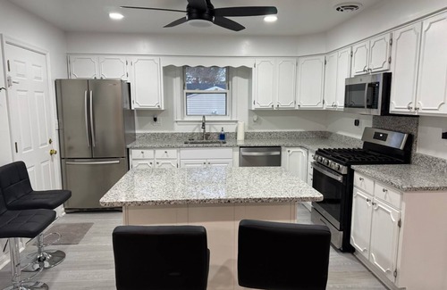 Fort Washington Bed & Breakfast | Master bedroom with private bathroom Near to Washington DC.