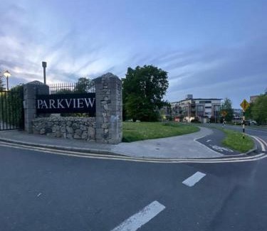 Stepaside Haus | Master Bedroom with Ensuite Bathroom & Shower
