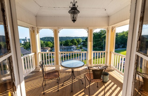 Elkader Haus | Master Suite at Elkader Jailhouse Inn