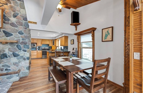 Smyrna Haus | Maston Lake Cottage:Spring Break Done Right – Lake Views, Cozy Evenings, and Fresh Air!