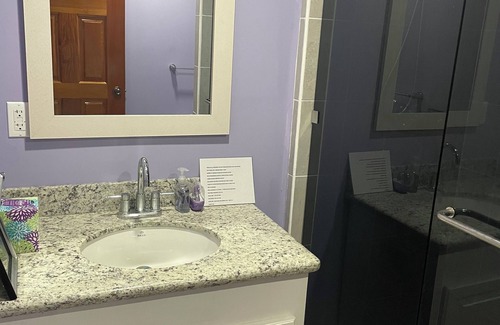 Belize City Wohnung | MATUK&ROSE, Cozy , 1 Bedroom , 1 BathroomUnit , complete with AC,WiFi,smart TV