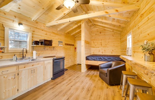Mauston Wohnung | Mauston Studio Cabin ~ 15 Mi to Wisconsin Dells!