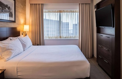 O'Hare Hotel | Maximum Comfort! w/ Complimentary Airport Shuttle Service, Pets are Welcome!