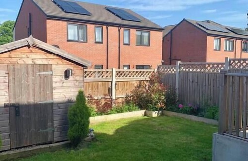 Broadheath Eigentumswohnung | Maya Boutique Inn - Garden - Sleeps 6