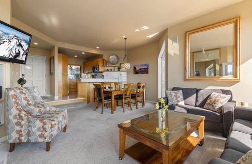 Century West Eigentumswohnung | MBV 326 | Mt Bachelor Village Resort, community pool & hot tub, river views