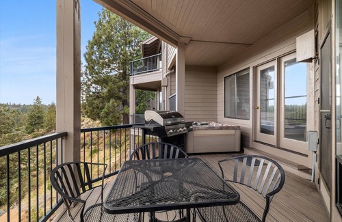 Century West Eigentumswohnung | MBV 326 | Mt Bachelor Village Resort, community pool & hot tub, river views