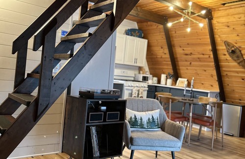 Johannesburg Skihütte | MCM A-frame: HOT TUB; Lake; Ski; Snowmobile; Fireplace; Nature; Cozy Getaway