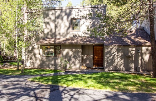 Sunriver Eigentumswohnung | Kurzer Spaziergang zum Dorf, genießen Sie die geräumige Rasenfläche, Cal King Bed - MEAD05