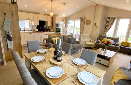 Cayton Bay Haus | Meadow Lodge
