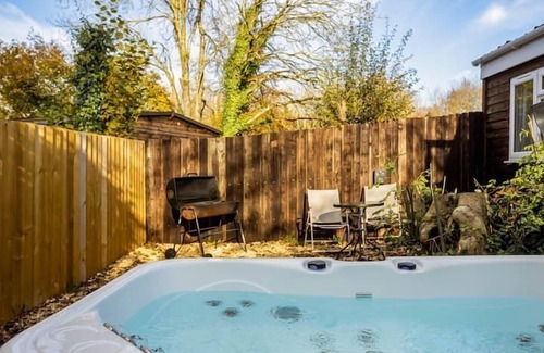 Blandford Saint Mary Hütte | MEADOW - SLEEPS 2 | HOT TUB | BBQ | PETS ALLOWED | WI-FI | SECLUDED PATIO