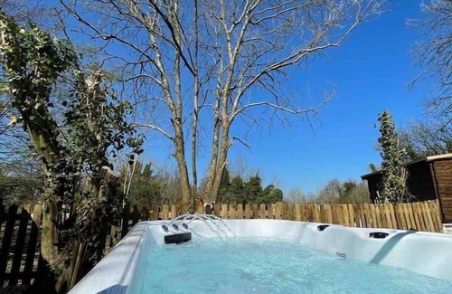 Blandford Saint Mary Hütte | MEADOW - SLEEPS 2 | HOT TUB | BBQ | PETS ALLOWED | WI-FI | SECLUDED PATIO