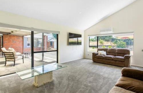 Waiau Pa Haus | Meadowview Retreat is only 5 mins to beach