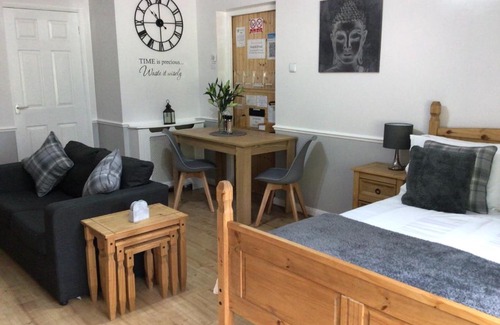 Moreton Bed & Breakfast | Meerkat Manor