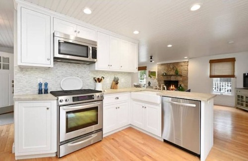 North Falmouth Hütte | Megansett Beach Retreat - steps from Cape Cod Beaches