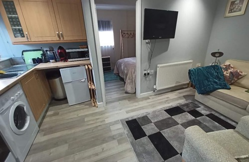 Upton Hütte | Merchant's Nook 1 bedroom property and private garden in Upton, Broadland