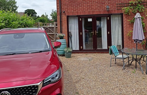 Upton Hütte | Merchant's Nook 1 bedroom property and private garden in Upton, Broadland