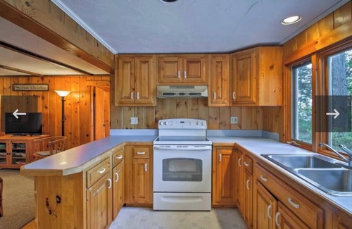 Meredith Hütte | MEREDITH NECK LAKEFRONT COTTAGE.