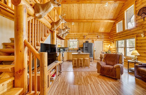 Hatfield Kabine | Merrillan Cabin w/ Fire Pit < 1 Mi to Lake Arbutus