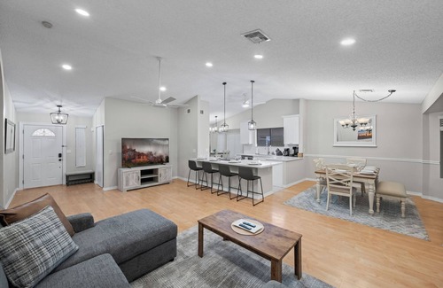 East Mesa Haus | Mesa Oasis 6BR Pool & Pickleball Sleeps 20