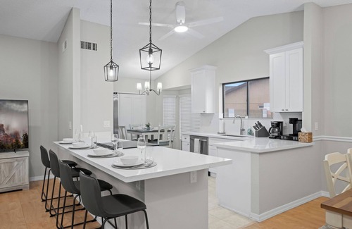 East Mesa Haus | Mesa Oasis 6BR Pool & Pickleball Sleeps 20